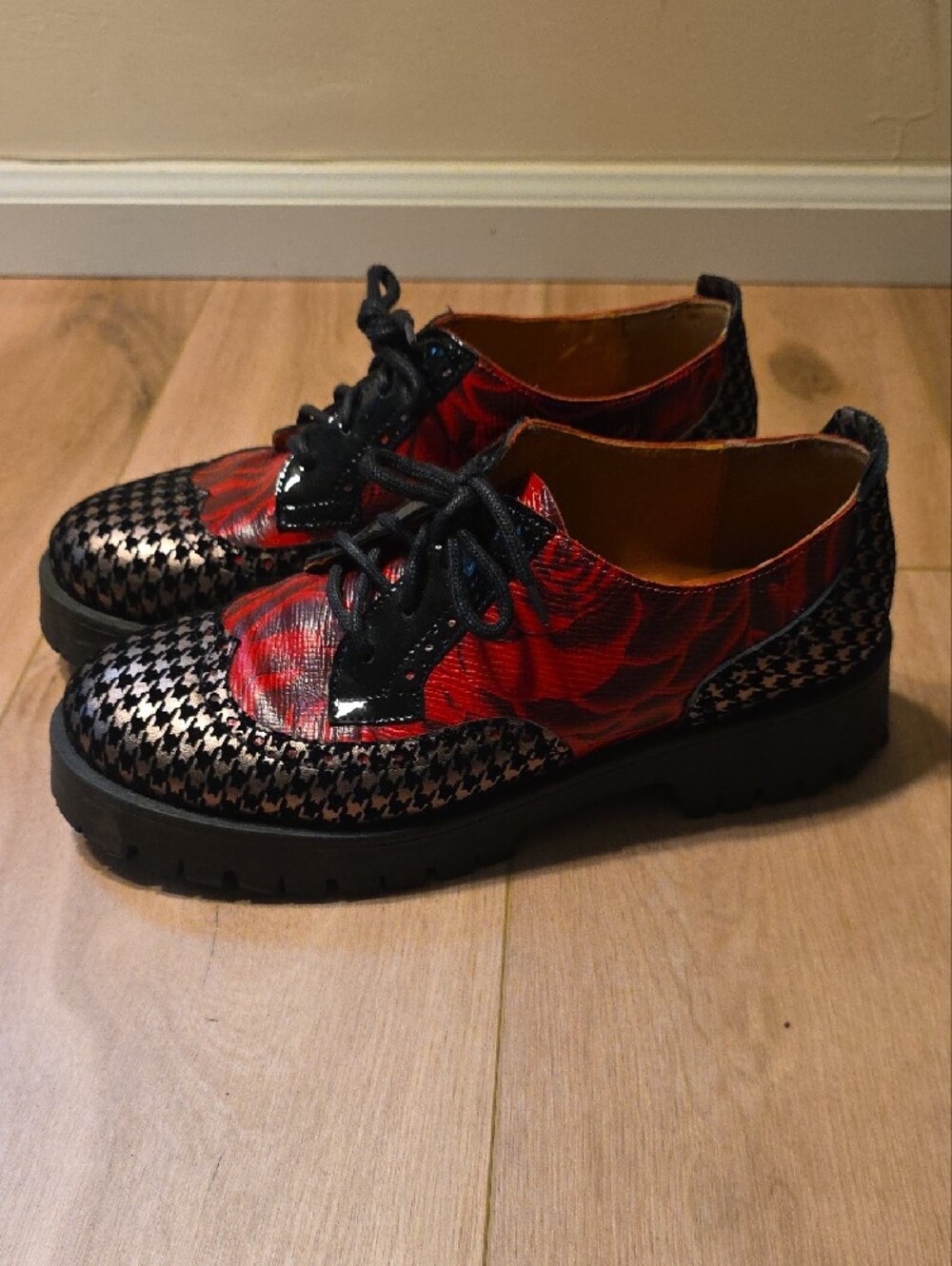 Red Rose Pattern Lace-Up Women's Oxford Boots - Picture 2 of 11